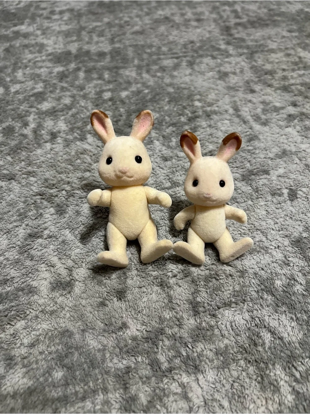 6 Sylvanian Family Calico Critters, bunnies, mouse & hedgehog. - Picture 4 of 12